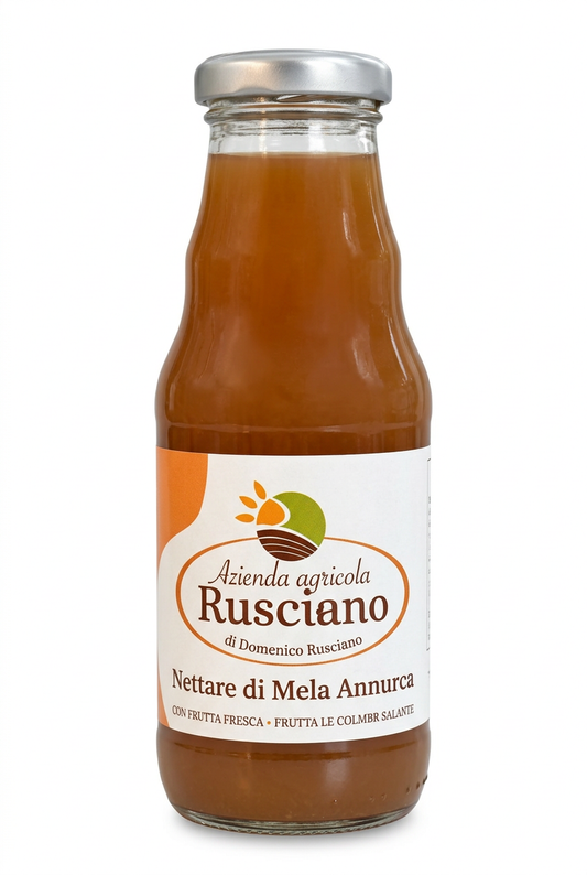 Nettare di mela annurca su sfondo bianco, con bottiglia grande e centrata